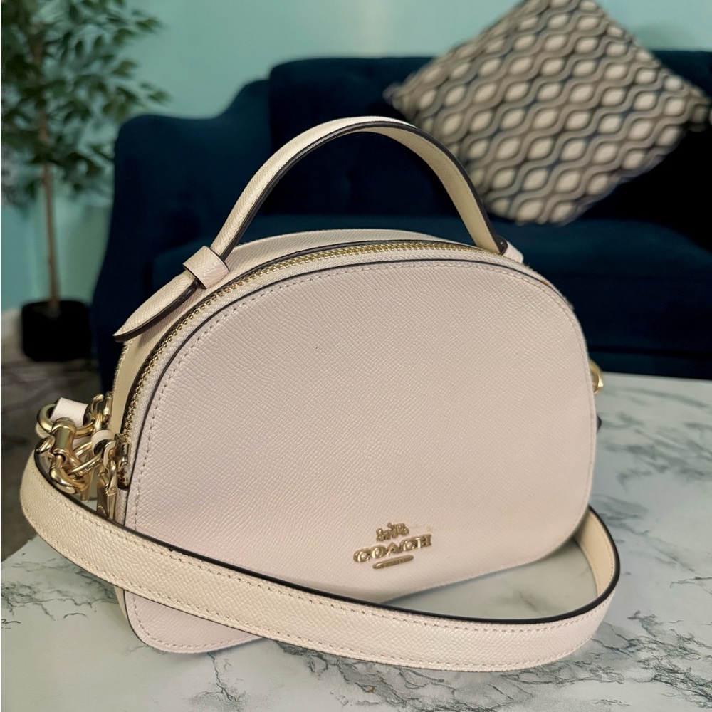 Brand new Coach Handbag! Perfect for styling with any outfit!
Never worn!!!